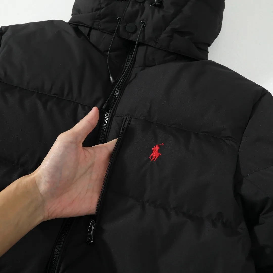 P660 #R54 Ralph Lauren/Ralph Lauren hooded down jacket (top quality, feel free to compare), using imported Barudan embroidery machine, carefully crafted with thousands of needles electric embroidery technology. Imported No. 7 needles and special embroidery thread ensure that every letter of the polo logo is full, three-dimensional and clear, creating the "most expensive embroidery logo" that can be called a work of art. Top-notch velvet core, luxurious warmth. Filled with national standard 80% high-quality white duck down, bringing excellent thermal insulation performance. At the same time, it is lightweight and can quickly regain its fluffiness after compression, bringing you a warm embrace without burden and resisting the harsh winter. Technical fabrics, no fear of wind and snow •Long-lasting fluffy and shape-retaining: High-quality filling ensures that the down jacket is not easy to stiffen and keeps you warm for a long time. •Strict anti-velvet technology: Using 400T gall fabric with pinhole retraction technology, it fundamentally eliminates the phenomenon of velvet leakage and makes wearing more secure. •All-round protective experience: Windproof and waterproof matte fabric, combined with an adjustable hem with a built-in drawstring buckle, can effectively lock in temperature and cold, and cope with changeable weather. Perfect details, creating a classic •Original electroplated YK zipper, smooth and durable, with brand texture highlighted in every detail. •Detachable hood design, one garment can be worn multiple times to meet different occasions and outfit needs. •Original hangtag and washed label, quality guaranteed. Five colors come together for couples to enjoy together: black is cool, beige is gentle, navy is calm, khaki is retro, and green is fresh. Available in five colors, the same style for men and women, it can be worn perfectly as a couple's outfit or a personalized item, becoming an indispensable fashion equipment on the streets in winter. Color: black, khaki, navy blue, army green, beige Size: S M L 66 67